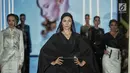 Model mengenakan busana desainer Araida dari Rusia dalam Jakarta Modest Fashion Week di Gandaria City, Jakarta, Kamis (26/7). Indonesia turut serta ambil bagian yang diikuti oleh 26 desainer. (Liputan6.com/Faizal Fanani)