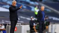 Pelatih Tottenham Hotspur, Jose Mourinho, dan pelatih Everton, Carlo Ancelotti, pada laga Premier League, Senin (6/7/2020). Mourinho rela langgar aturan jarak sosial demi memeluk Carlo Ancelotti. (AFP/Richard Heathcote)