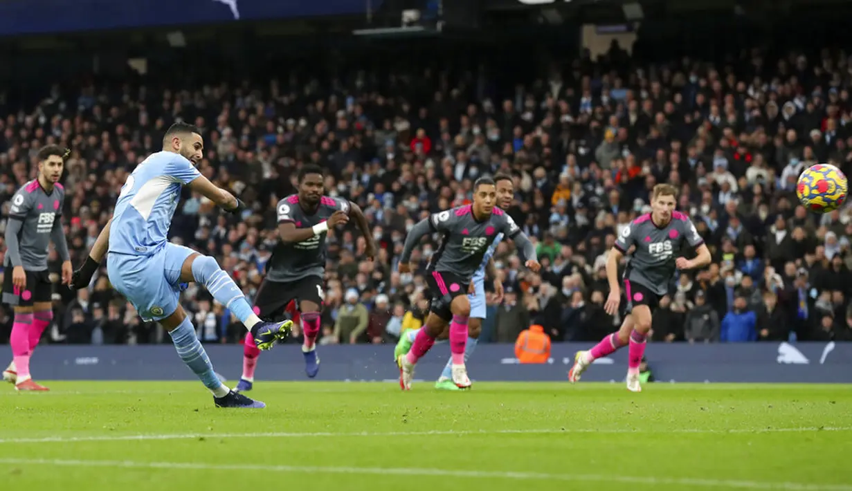 Pemain Manchester City Riyad Mahrez mencetak gol ke gawang Leicester City pada pertandingan sepak bola Liga Inggris di Etihad Stadium, Manchester, Inggris, Minggu (26/12/2021). Manchester City menang 6-3. (AP Photo/Scott Heppell)