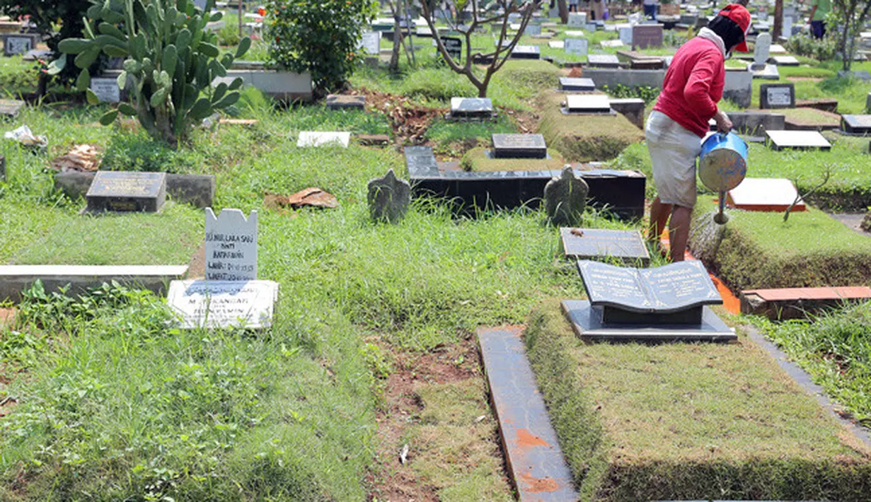 Saat tim Bintang.com menyambangi makam yang berada di TPU Karet Bivak, Jakarta Pusat, kondisi makam artis senior Tanah Air terlihat jauh dari kata terurus. Makam artis senior itu di penuhi rumput liar memenuhi makam. (Deki Prayoga/Bintang.com)
