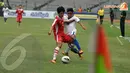Aksi saling serang juga diperlihatkan pemain Filipina dan Laos dalam laga lanjutan kualifikasi Piala AFC U-19 yang berlangsung di Stadion GBK Jakarta (Liputan6.com/ Helmi Fithriansyah)