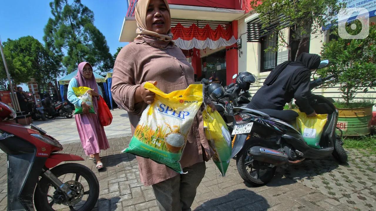 Seorang konsumen lainnya, Dadang yang biasa berjualan nasi uduk di dekat Rumah Sakit Sari Asih Serang pun terpaksa mengurai porsi nasi uduknya karena tidak menaikkan harga jual.