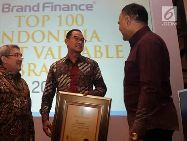 Direktur Komunikasi Lippo Group Danang Kemayan Jati (tengah) berbincang usai menerima penghargaan Indonesia's Top 100 Most Valuable Brands 2019 di Jakarta, Rabu (12/6/2019). Penghargaan yang diterima tersebut merupakan apresiasi terhadap 100 merek Indonesia. (Liputan6.com/Johan Tallo)