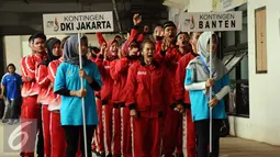 Tim Drum Band Putri Provinsi Banten mengekspresikan kegembiraan usai memastikan meraih emas nomor LKKB 2000 meter PON XIX Jabar di Stadion Pakansari, Bogor, Rabu (14/9). Ini emas pertama Banten di PON XIX Jabar. (Liputan6.com/Helmi Fithriansyah)