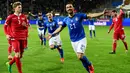 Striker Italia, Fabio Quagliarella, melakukan selebrasi usai membobol gawang Liechtenstein pada laga Kualifikasi Piala Eropa 2020 di Stadion Ennio-Tardini, Selasa (26/3). Italia menang 6-0 atas Liechtenstein. (AFP/Miguel Medina)
