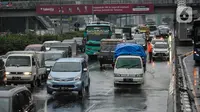 Kendaraan bermotor melintasi genangan air di ruas Tol Dalam Kota (Dalkot), Jakarta, Selasa (17/12/2019). Air hujan sempat menggenangi sebagian ruas Tol Dalam Kota  untuk arah Kuningan arah Cawang hingga sempat membuat lalu lintas tersendat. (Liputan6.com/Faizal Fanani)