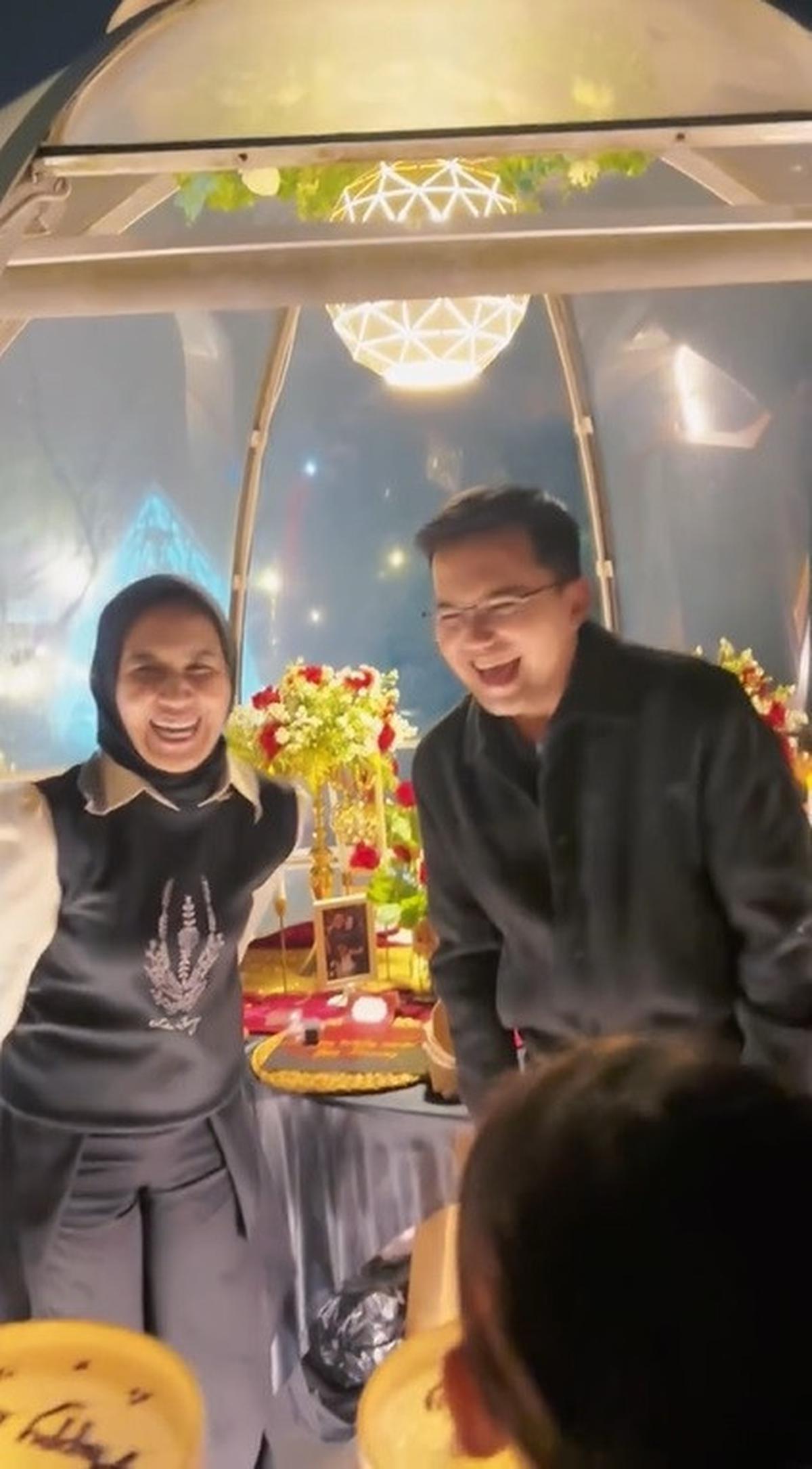 8 Potret Kejutan Ulang Tahun Sahrul Gunawan ke-49 dari sang Istri, Sweet Pakai Banget