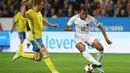 Striker Prancis, Kylian Mbappe, berusaha melewati gelandang Swedia, Sebastian Larsson, pada laga kualifikasi Piala Dunia 2018 di Stadion Friends Arena, Solna, Jumat (9/6/2017). Swedia menang 2-1 atas Prancis. (AFP/Franck Fife)