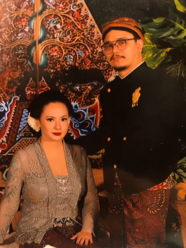 Jarang Tersorot, Ini 7 Potret Mesra Derby Romero dan Sang Istri