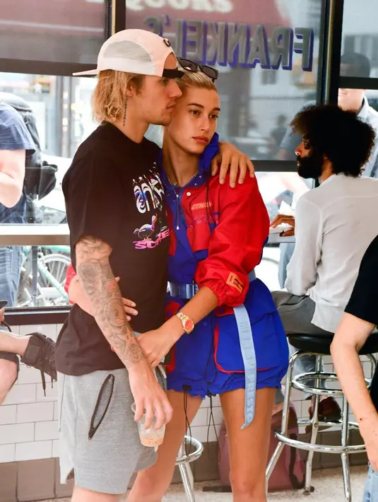 Justin Bieber dan Hailey Baldwin sendiri dikabarkan akan menikah tahun depan. (James Devaney - Getty Images - Cosmopolitan)