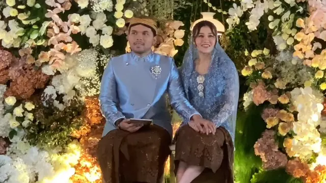 Prosesi Mitoni 7 Bulanan Aaliyah Massaid Dibalut Kebaya Brokat Baby Blue. [@c_smelani]