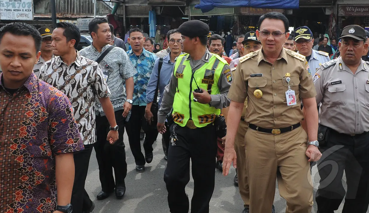 Gubernur DKI Jakarta Basuki T Purnama berjalan memantau Stasiun Tanah Abang, Jakarta, Rabu (15/4/2015). Pemprov DKI rencananya akan membangun jembatan penghubung dari Stasiun Tanah Abang menuju Pasar Blok G Tanah Abang. (Liputan6.com/Herman Zakharia)