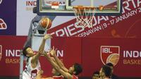 Pemain Aspac Jakarta, Kristian Liem (tengah) berebut bola pemain Pacific Caesar pada lanjutan IBL di Hall A Senayan, Jakarta, Selasa (12/1/2016). (Bola.com/Nicklas Hanoautubun)