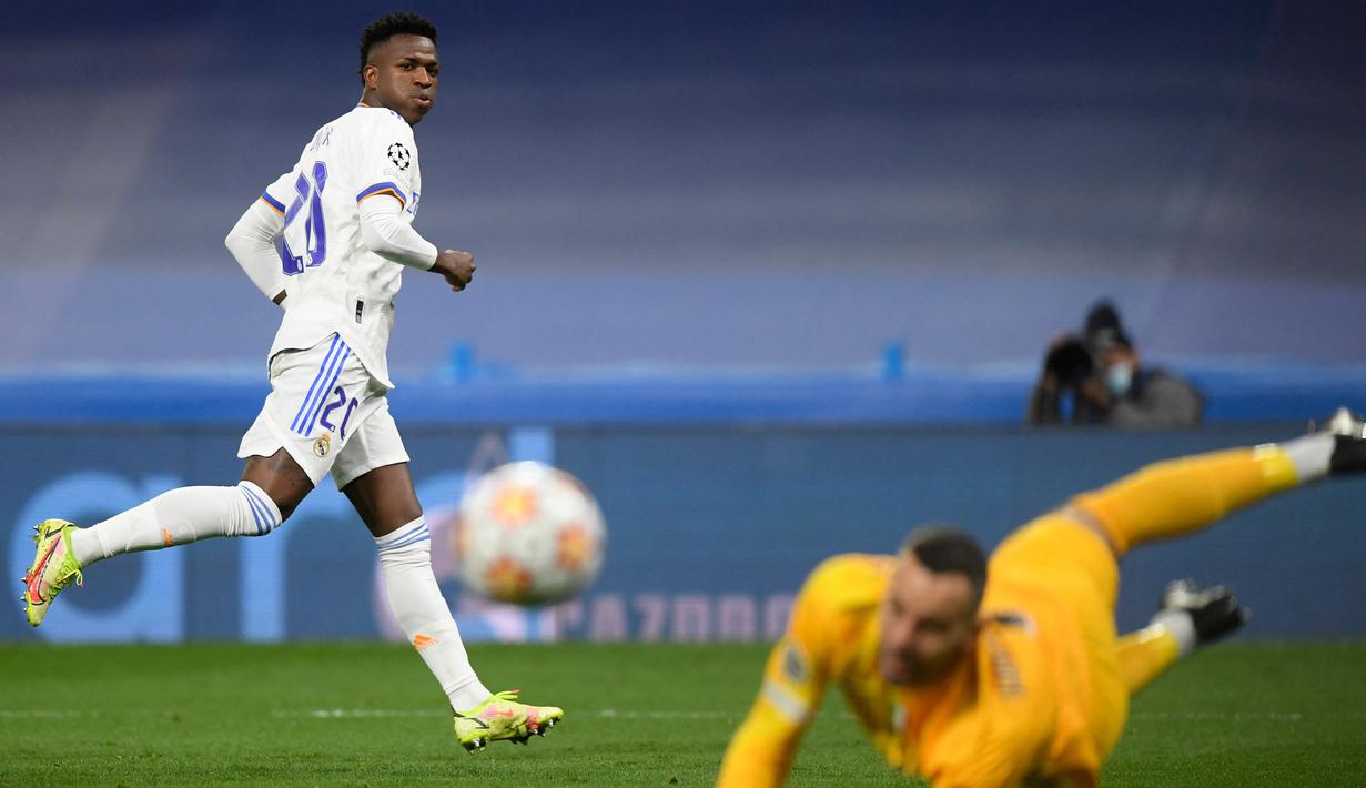Real Madrid memperoleh peluang pertama di menit-menit awal melalui Vinicius Junior. Sepakannya masih melebar di sisi kiri gawang Inter yang dijaga Samir Handanovic. (AFP/Oscar Del Pozo)