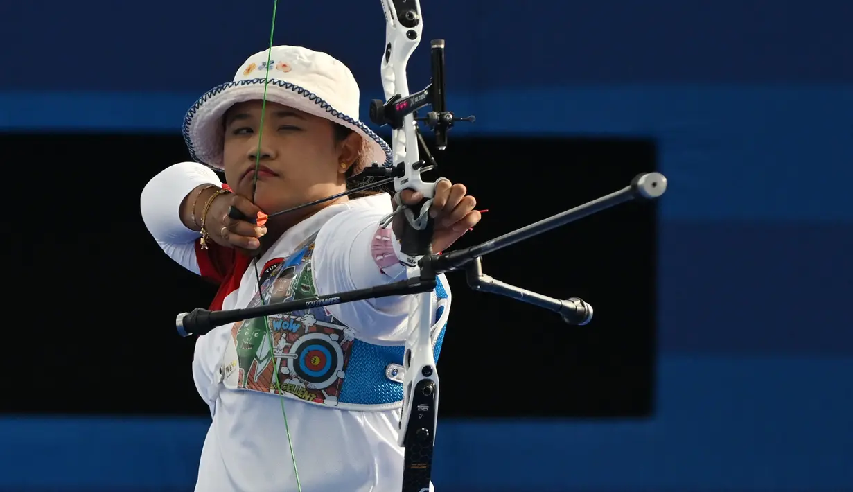 <p>Atlet panahan putri Indonesia, Rezza Octavia gagal menemani rekannya, Diananda Choirunisa untuk berlaga di babak 16 besar nomor individual putri cabor panahan Olimpiade Paris 2024 setelah ditaklukkan pepanah putri nomor dua dunia asal Korea Selatan, Lim Si-hyeon pada babak 32 besar di Les Invalides Arena, Paris, Kamis (1/8/2024). Rezza menyerah 0-6 dalam laga yang berlangsung dalam tiga set saja. (Dok. NOC Indonesia/Antara/Wahyu Putro A)</p>