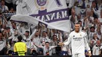 Penyerang Real Madrid, Kylian Mbappe merayakan gol ketiganya saat pertandingan leg kedua play-off fase gugur Liga Champions 2024/2025 melawan Manchester City di stadion Santiago Bernabeu, Madrid, Rabu 19 Februari 2025 waktu setempat atau Kamis 20 Februari 2025 dini hari WIB. (JAVIER SORIANO/AFP)