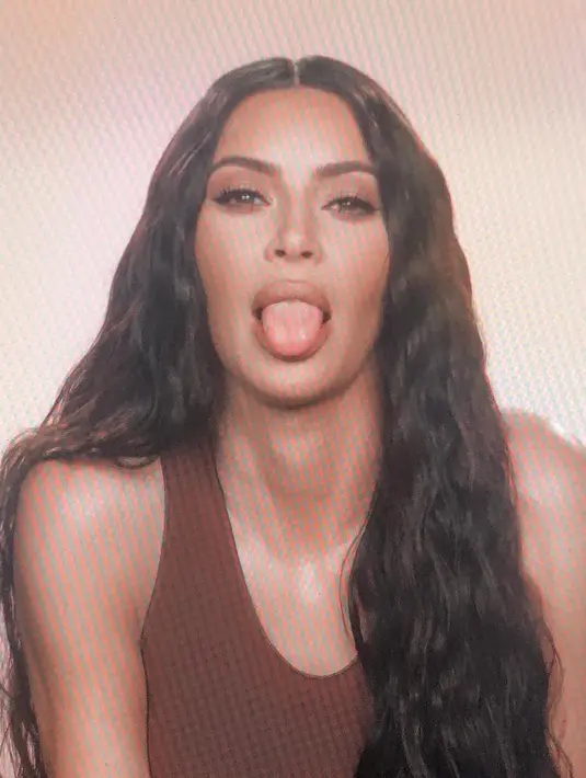 Sepertinya Kim Kardashian tak ingin lama terseret dalam rumor tersebut sehingga langsung turun tangan untuk menepisnya. (instagram/kimkardashian)