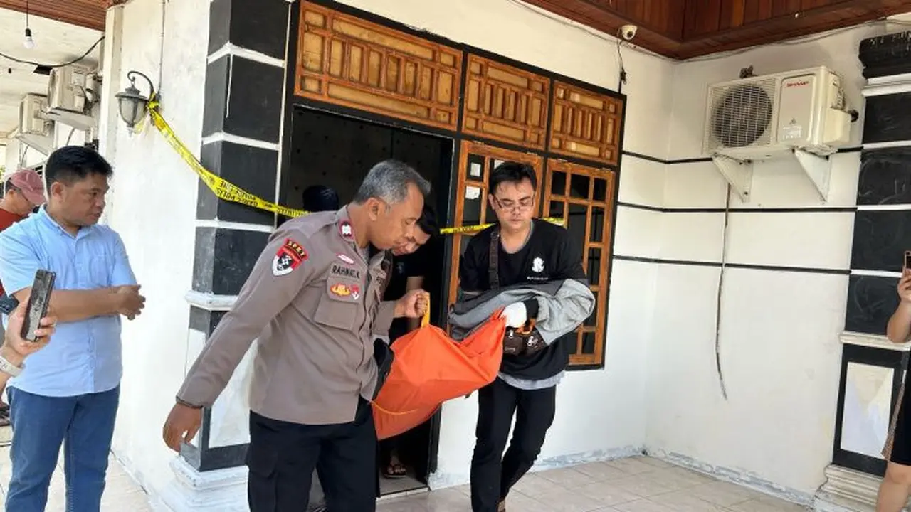 Aparat Kepolisian mengevakuasi korban dan dibawa ke RS Bhayangkara Manado pada, Sabtu (12/4/2025).
