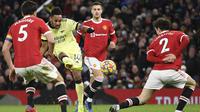 Aksi kapten Arsenal,Pierre-Emerick Aubameyang (dua dari kiri) pada laga kontra Manchester United dalam lanjutan Liga Inggris 2021/2022 di Old Trafford, Jumat (3/12/2021) dini hari WIB. (AFP/Oli Scaff)