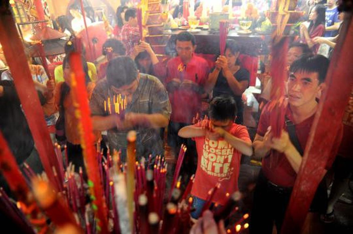 Malam Imlek, warga Tionghoa penuhi Klenteng Boen Tek Bio