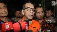 Mantan Direktur Utama PT Garuda Indonesia, Emirsyah Satar memakai rompi tahanan memberikan keterangan usai pemeriksaan penyidik di Gedung KPK, Jakarta, Rabu (7/8/2019). (merdeka.com/Dwi Narwoko)