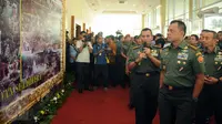 Panglima TNI, Jenderal TNI Gatot Nurmantyo (kedua kanan) bersama KSAD, Jenderal TNI Mulyono melihat dokumentasi perjalanan TMD usai membuka Rapat Paripurna TMD ke-36 di Jakarta, Kamis (3/12/2015). (Liputan6.com/Helmi Fithriansyah)
