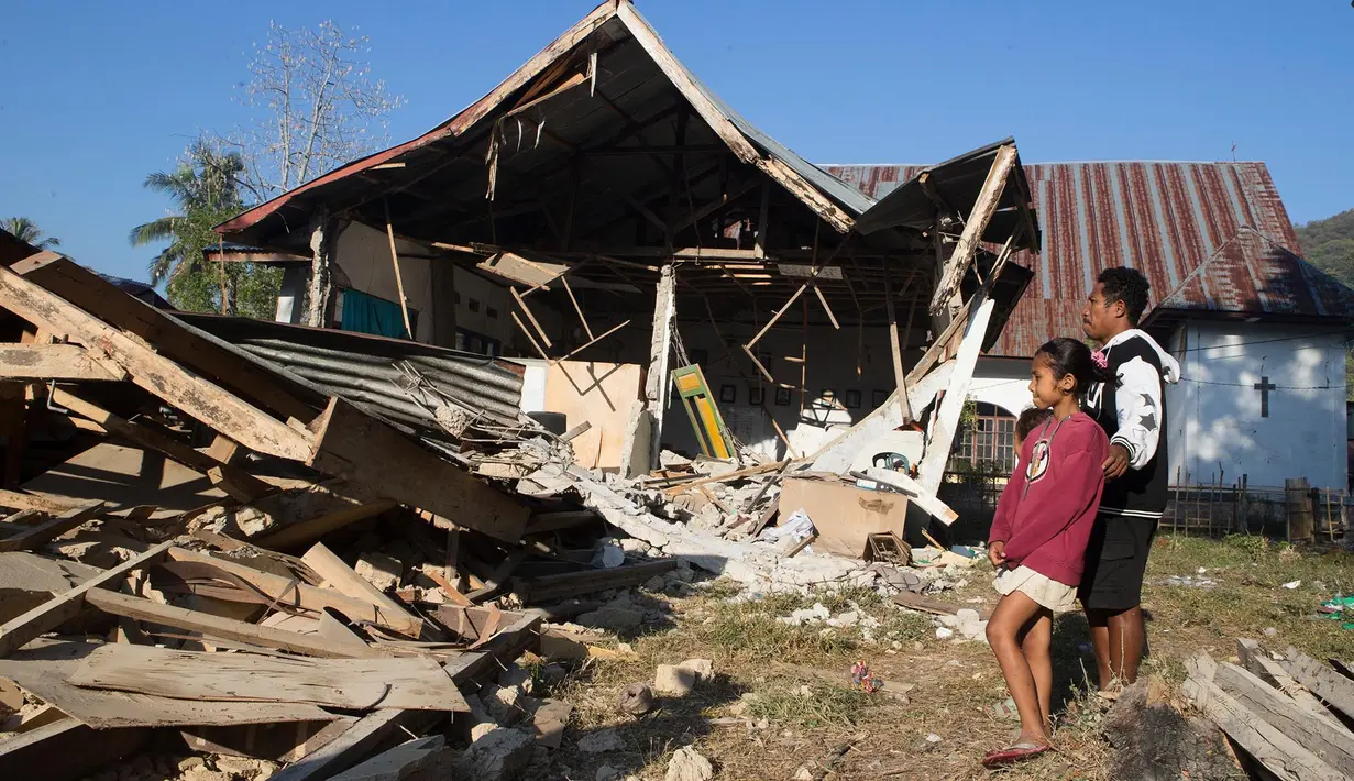 Warga memeriksa rumah-rumah yang rusak akibat gempa di Lamba Leda Utara, Provinsi Nusa Tenggara Timur, Indonesia, Selasa, 18 Agustus 2026. (Foto AP/Firdia Lisnawati)