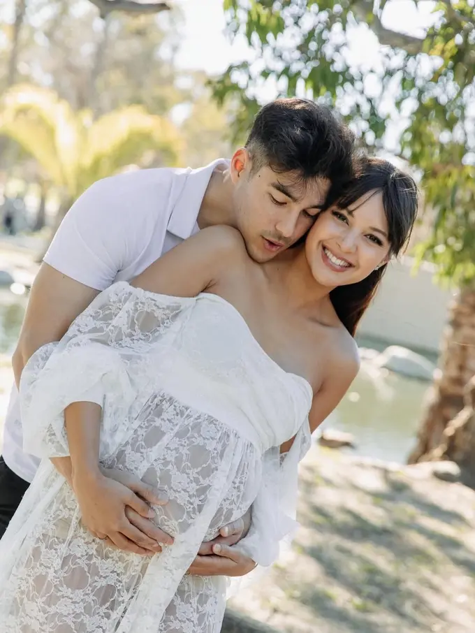 Kini Hidup Bahagia di Luar Negeri, Gaya Aurelie Moeremans Lakoni Maternity Shoot Elegan Bareng Suami
