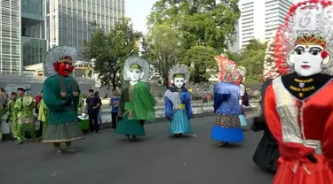 Demo bela Palestina digelar di kawasan Monas, Uniknya, demo kali ini dibuka dengan kehadiran ondel-ondel sebagai bentuk perjuangan melalui kebudayaan.