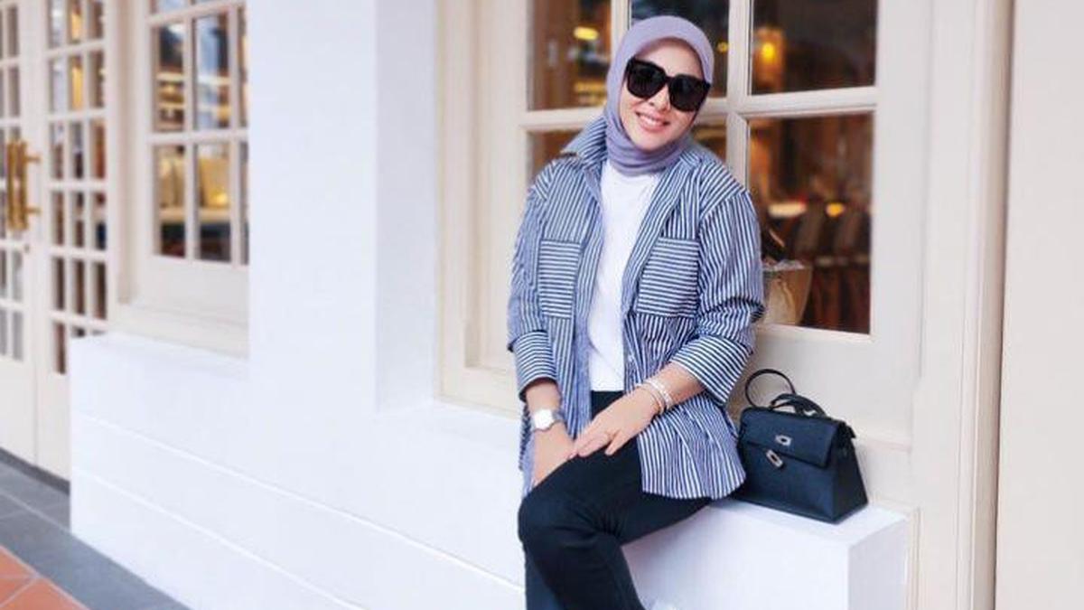 5 Potret Gaya Kemeja Hijab ala Syahrini, Simple dan Elegan untuk Daily Look Kekinian