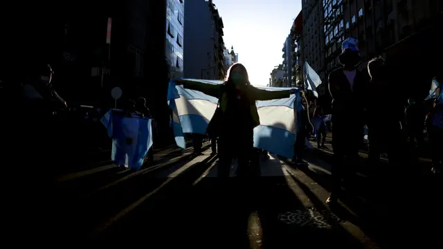 FOTO: Protes Kebijakan COVID-19, Warga Argentina Turun ke Jalan