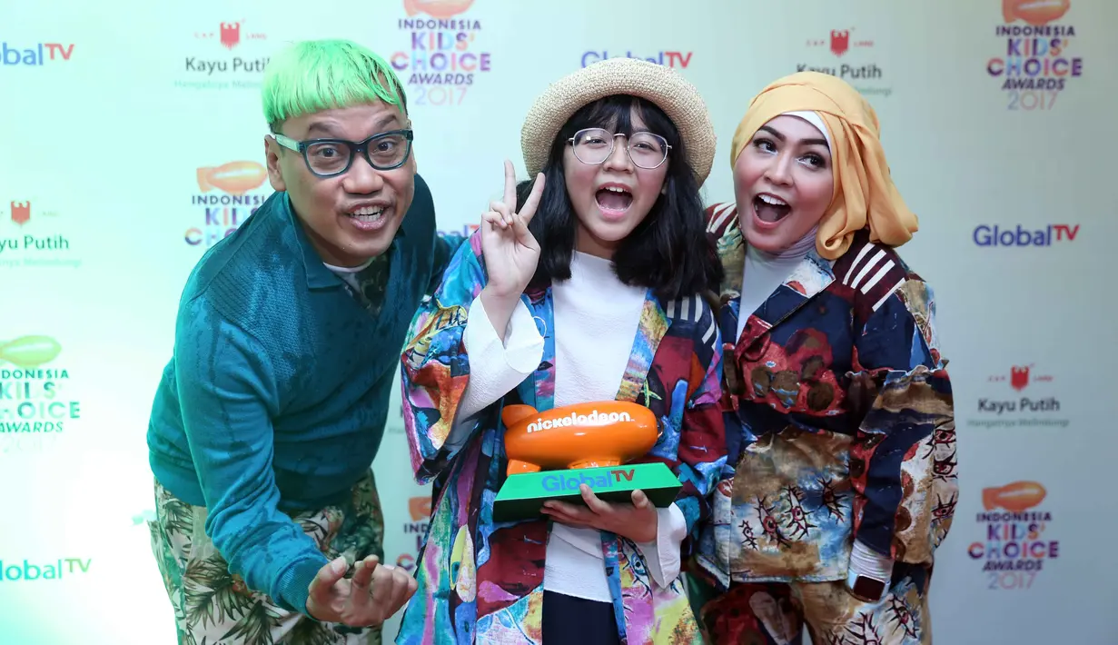 Kado terindah bagi pasangan Uya Kuya dan Astrid. Pasalnya, tepat di tanggal pernikahannya, pasangan ini berhasil menyabet penghargaan Indonesia Kids' Choice Awards 2017 kategori Keluarga Artis Favorit. (Nurwahyunan/Bintang.com)