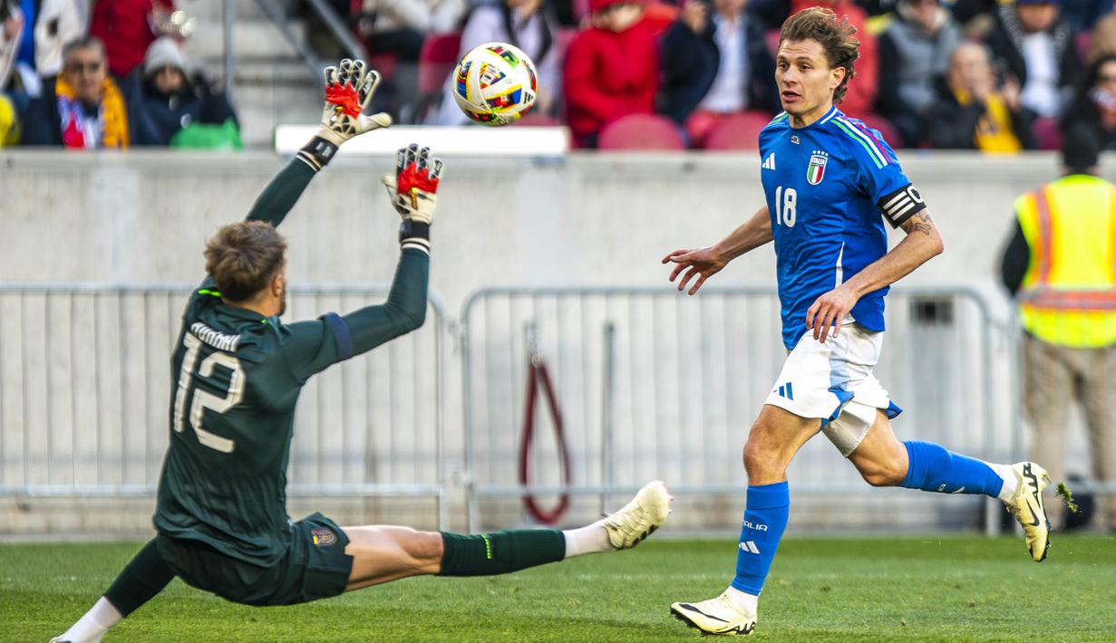 Pemain Italia, Nicolo Barella, mencetak gol saat melawan Ekuador pada laga uji coba internasional di Red Bull Arena di Harrison, New Jersey, pada Senin (25/3/2024). Gol Timnas Italia dicetak oleh Lorenzo Pellegrini dan Nicolo Barella. (AP Photo/Eduardo Munoz Alvarez)
