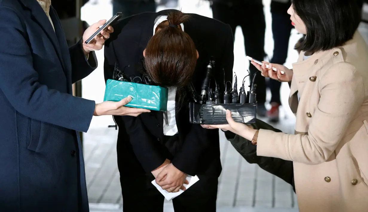 Penyanyi K-pop, Jung Joon Young membungkukkan badan saat tiba untuk mengikuti persidangan di kantor pengadilan Seoul, Kamis, (21/3). Datang seorang diri, Jung Joon Young kembali menyampaikan permohonan maafnya bagi publik. (REUTERS/Kim Hong-Ji)