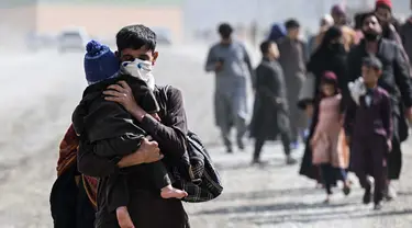 Pengungsi Afghanistan berjalan kaki untuk menyeberangi perbatasan Torkham Pakistan-Afghanistan pada tanggal 2 November 2023. (Farooq Naeem/AFP)