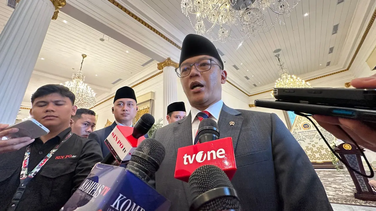 Menteri Luar Negeri RI Sugiono dalam pernyataan pers dengan sejumlah media di Kemlu RI, Rabu (23/4/2025). (Liputan6.com/Benedikta Miranti)