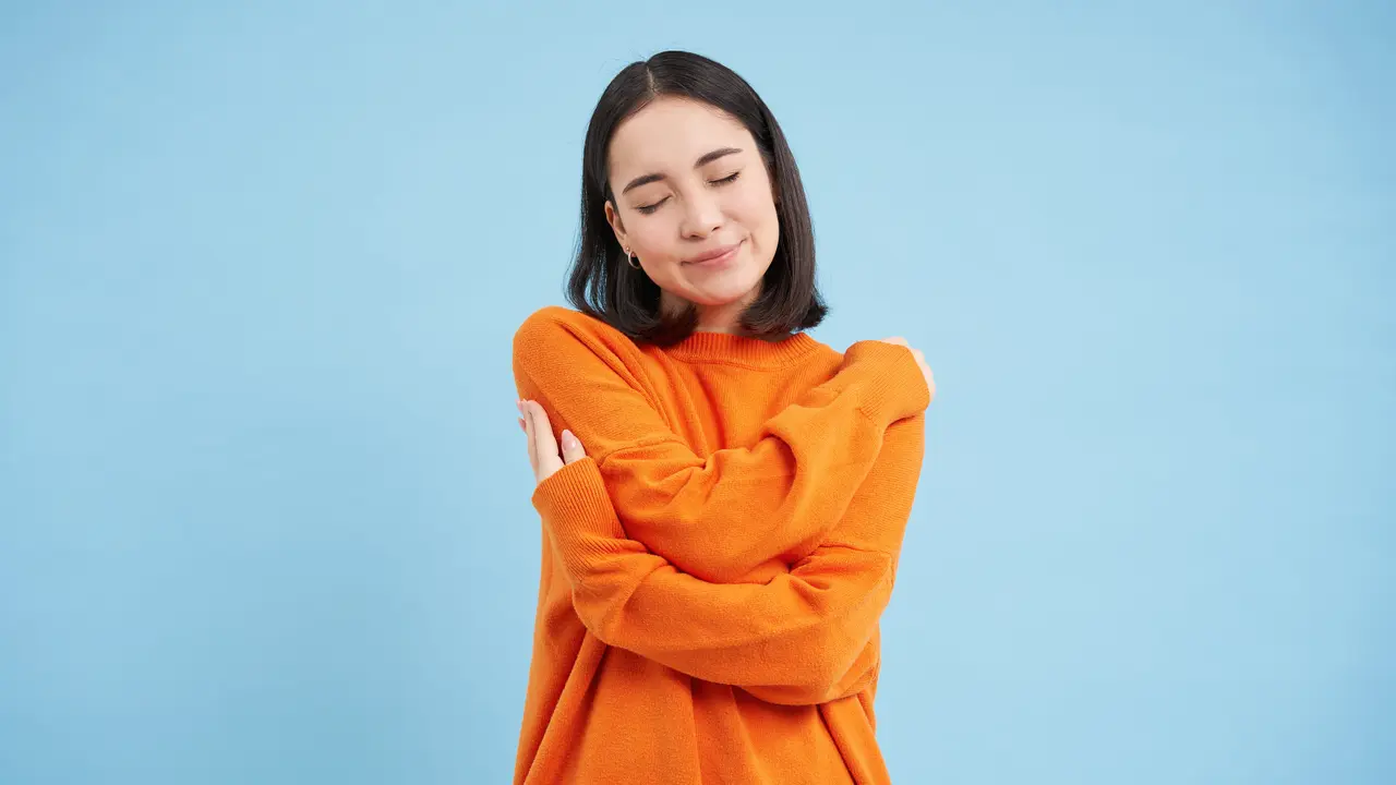 Mengenal Butterfly Hug: Pelukan Sederhana yang Bisa Bantu Redakan Kecemasan Berlebih - Cover
