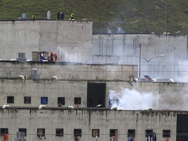 Gas air mata ditembakkan oleh petugas saat kerusuhan di penjara Turi di Cuenca, Ekuador (23/2/2021). 62 narapidana tewas dan beberapa lainnya cedera dalam kerusuhan yang terjadi di penjara di tiga kota di Ekuador tersebut. (AP Photo/Marcelo Suquilanda)