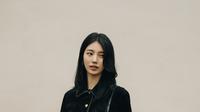 Intip gaya akrab V BTS, Bae Suzy, dan Park Bo Gum bak trio bestie selama di Paris (Celine)