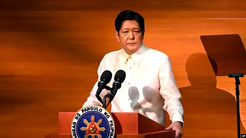 Presiden Filipina Ferdinand Marcos Jr., menyampaikan pidato kenegaraan pertamanya di kota Quezon, Filipina, Senin, 25 Juli 2022. (Jamillah Sta Rosa/Foto Pool via AP)