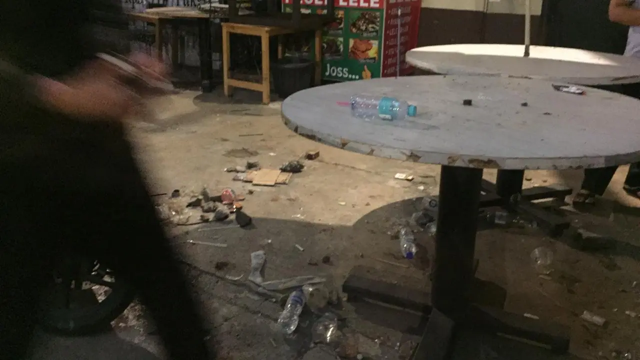 Lokasi bentrok antara Jakmania dengan suporter PSM Makassar di kawasan Tebet, Jakarta, Selasa malam (6/8/2019).(Liputan6.com/ Muhammad Radityo Priyasmoro)