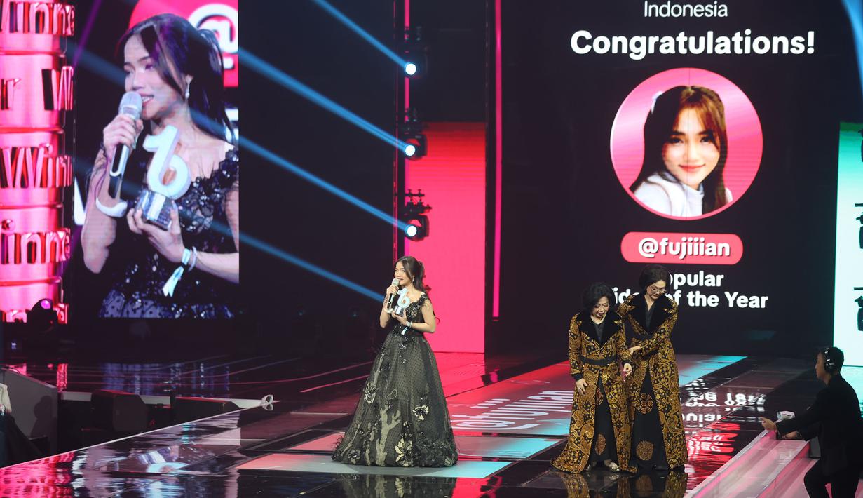 Sejumlah nama besar dalam dunia hiburan Fuji Ann dan Jennifer Coppen menyabet penghargaan Popular Video Of The Year dan Penghargaan Celebrity Creator Of The Year. Tampak dalam foto, kemeriahan malam puncak TikTok Awards Indonesia 2025 di Studio Emtek City Indosiar, Jakarta, pada Jumat (21/11/2025) malam. TikTok resmi menobatkan 19 pemenang dari 16 kategori dalam malam puncak TikTok Awards Indonesia 2025 yang digelar pada Jumat (21/11/2025). (Kapanlagi.com/Budy Santoso)