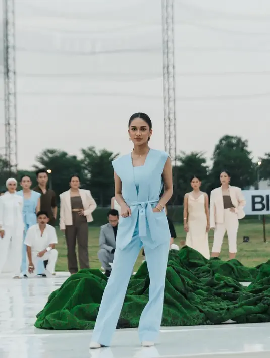 Untuk tampilan yang lebih bright, Azizah Salsha kenakan outfit serupa namun dengan warna sky blue [@azizahsalsha_]