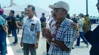 Keluarga korban saat tiba di lokasi jatuhnya pesawat Lion Air bernomor penerbangan JT 610. (Merdeka.com/Ronald)