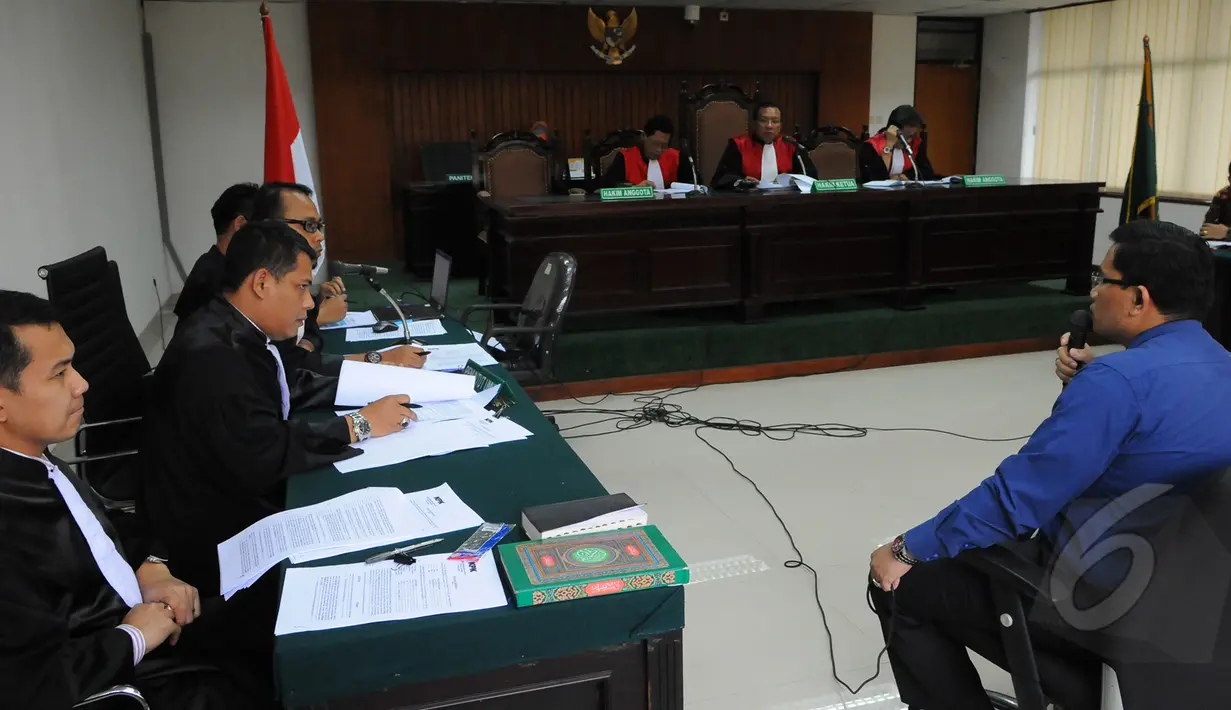 Mantan pengacara Raja Bonaran, Tomson Situmeang (kanan) memberikan keterangan saat menjalani sidang dengan terdakwa Raja Bonaran di Pengadilan Tipikor, Jakarta, Senin (30/3/2015). (Liputan6.com/Herman Zakharia)