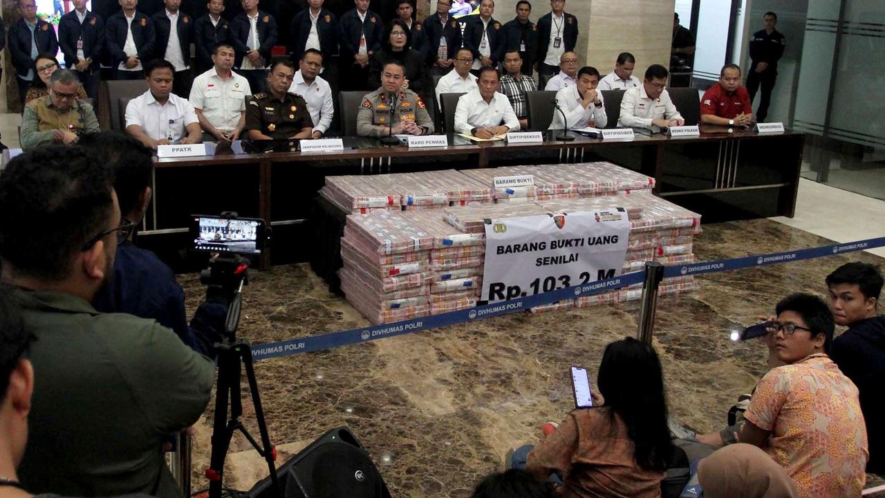 Tumpukan uang Rp103,2 miliar tekait judi online