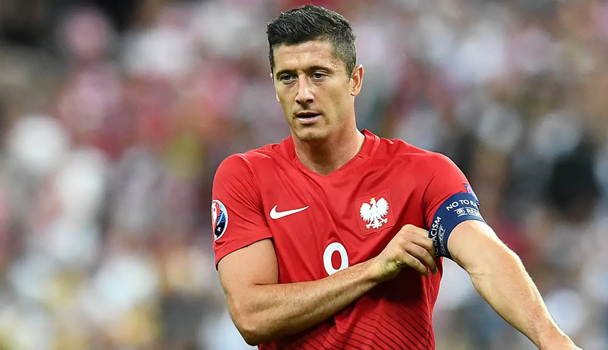 2. Robert Lewandowski, sulit mendapatkan Jamie Vardy menjadi alasan Arsene Wenger memburu bomber Munchen ini. Menurut Mirror, untuk mendapatkannya Arsenal harus menyiapkan dana sebesar 55 juta poundsterling. (AFP/Franck Fife) 