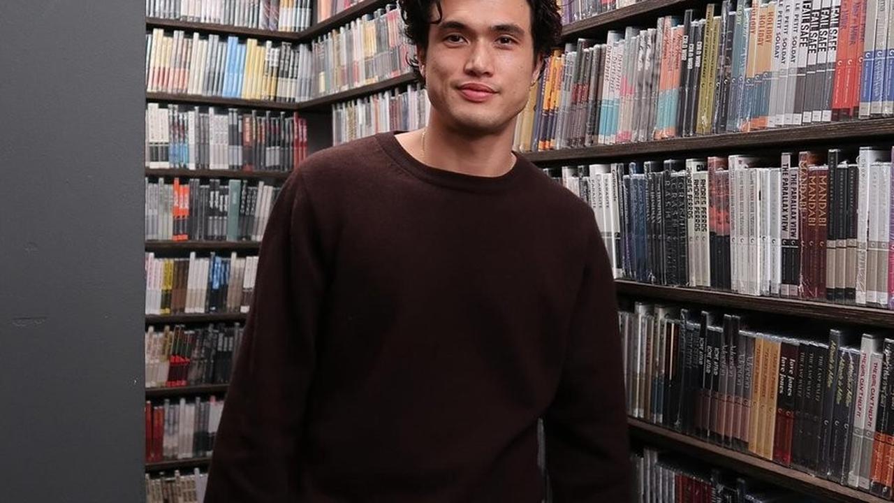 Charles Melton, aktor dan model yang dikenal sebagai Reggie Mantle di Riverdale, mencatatkan skor 88,46% dalam daftar pria tertampan 2024.<br><br>
