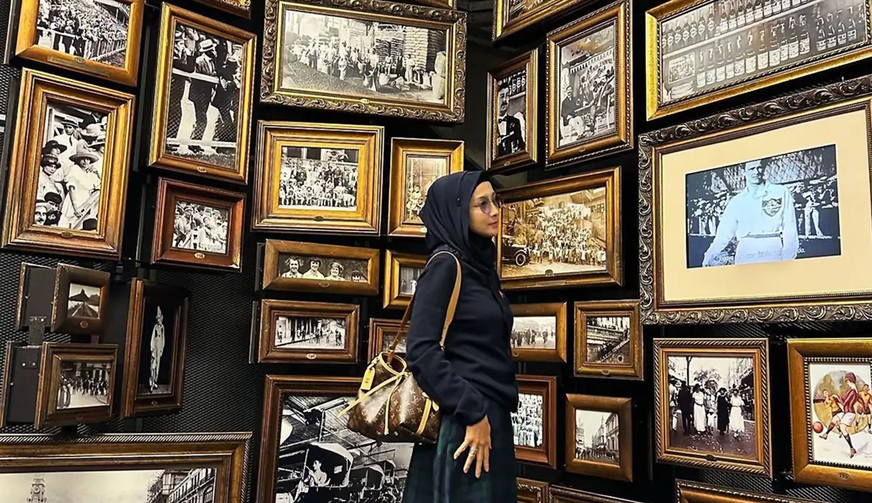 Tengah berada di negara tim Samba, Desy pun terlihat antusias saat jalan-jalan di dalam museum sepak bola Brazil yang berada di Sao Paulo. Sebagai negara yang terkenal akan sepak bolanya ini tentu akan menarik banyak minat wisatawan untuk melihat sejarah sepak bola negara ini. (Liputan6.com/IG/@desyratnasariterdepan)