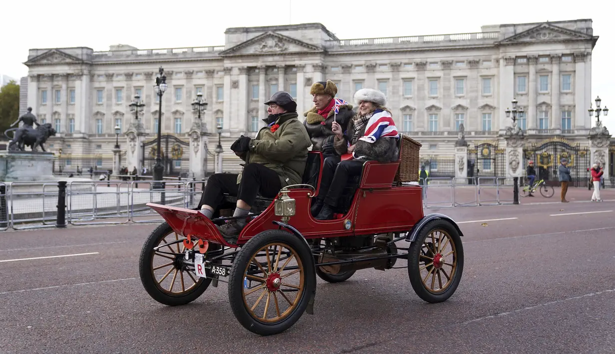 Peserta London to Brighton Veteran Car Run melewati Buckingham Palace, London, Minggu (7/11/2021). Untuk memenuhi syarat, mobil yang berpartisipasi harus dibuat sebelum tahun 1905. (Kirsty O'Connor/PA via AP)